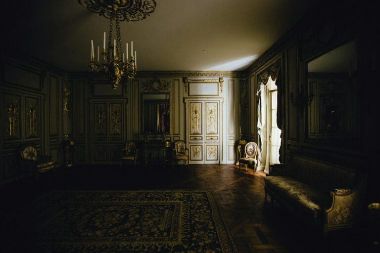 Intérieur d’une demeure ancienne et sombre, illustration d’un article sur les secrets de famille dans le roman policier