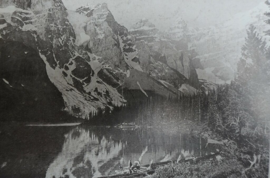 La Vallée des Dix Pics et le lac Moraine dans les Rocheuses canadiennes vers 1910, illustration d’un article sur l’imaginaire du roman d’aventure